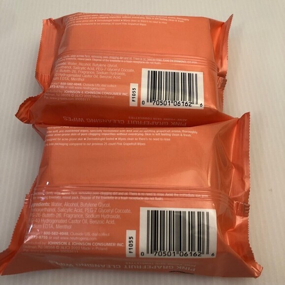 Neutrogena Oil Free Facial Cleansing Makeup Wipes with Pink Grapefruit, 2 count - Picture 3 of 4